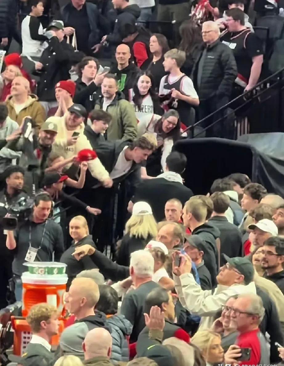 开拓者更衣室门口，杨瀚森脖子上的毛巾被一把拽走。他整个人都懵了。这就是所谓的