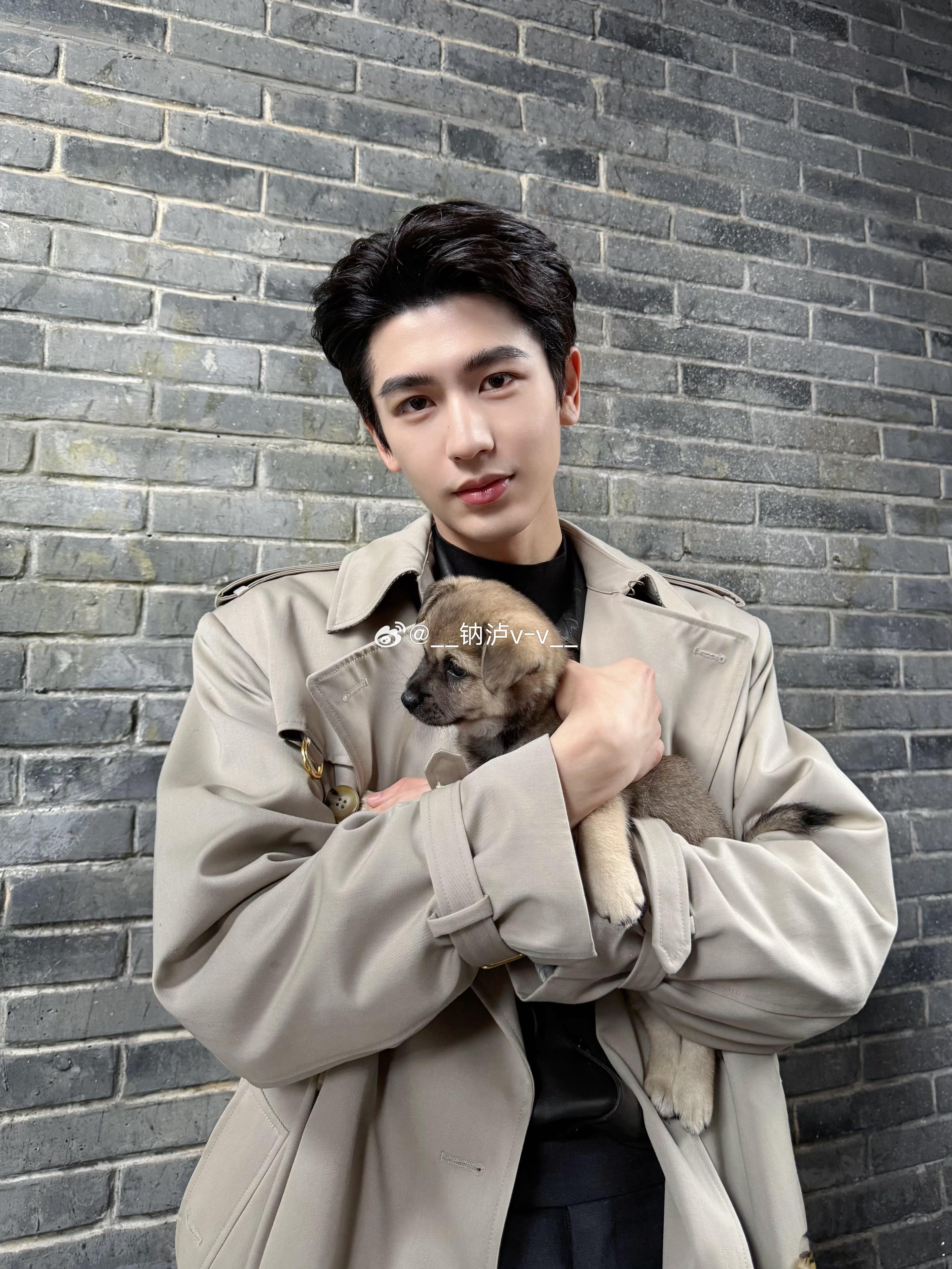 已沉溺在张凌赫的美貌中不能自拔。