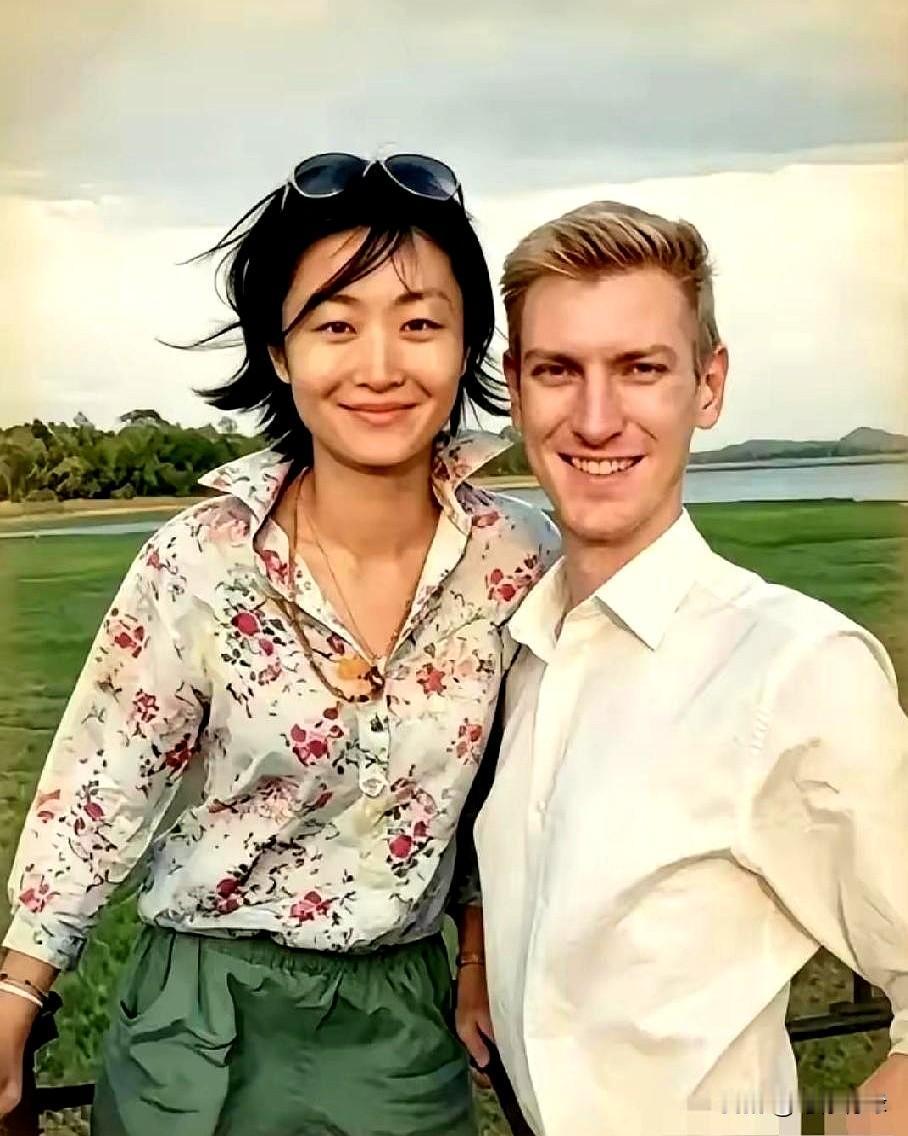 敬一丹提到女儿，最常说的一句：别人很难说服她。她和外籍丈夫结婚多年一直不生娃，
