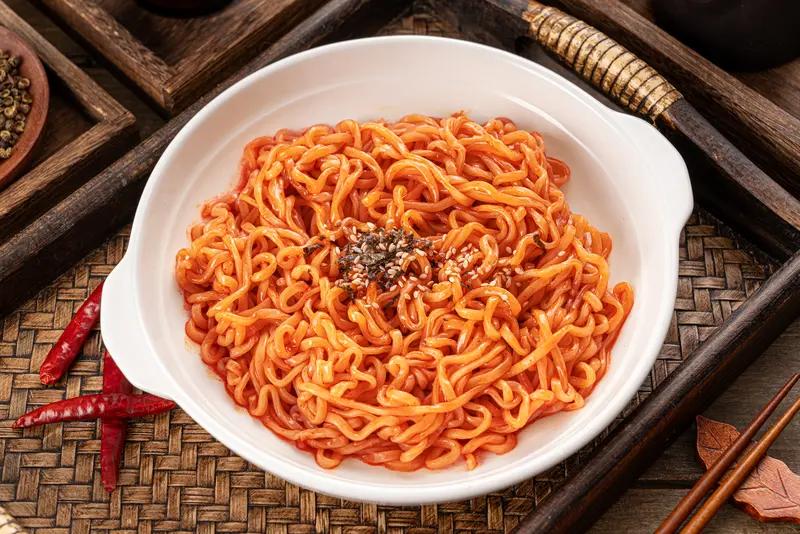 现在的孩子真是太拼了！江西一个13岁男孩吃完超辣火鸡面，直接十二指肠穿孔。CT显