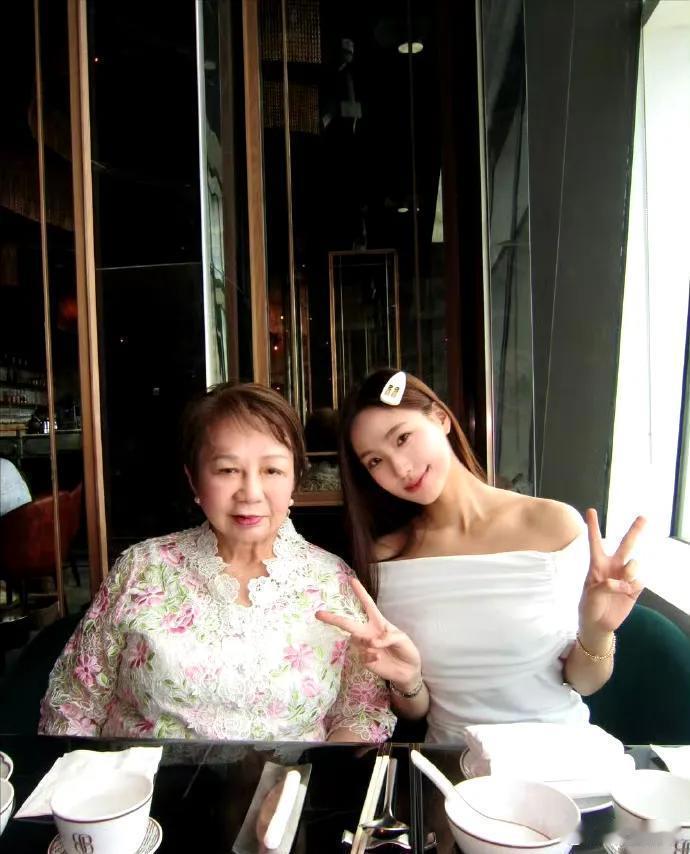 小S二女儿转眼就迎来了18岁生日，这也是一场成人礼生日，意味着Lily已经成人了