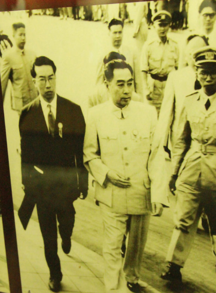 1955年4月，周总理在印尼参加了万隆会议，在他抵达雅加达机场后，驻印大使馆安排