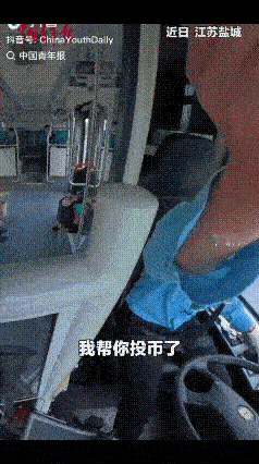 江苏盐城，一位老人站在反向站台上等车。她不是要坐车去别的地方，是在等刚才那辆公交
