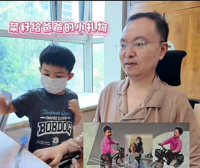 蔡磊的精神状态比去年强多了，父亲节儿子给他送了两个小礼物，放桌上逗他高兴。正常的