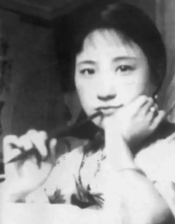 1965年，陆小曼去世。翁香光趁机解开她的衣服，感叹道：“凉薄之人终没好下场。”