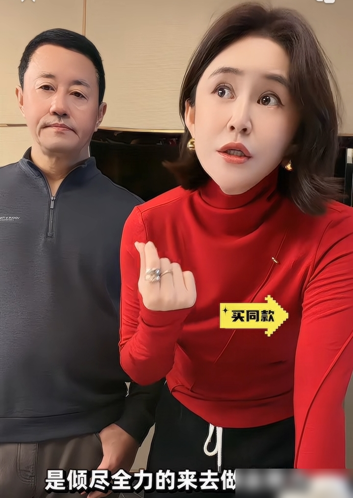 64岁老头搂着医美脸媳妇直播卖衣服，一条裙子敢标四位数。弹幕全在刷：这脸僵得能当砧板。王小宝当年演王