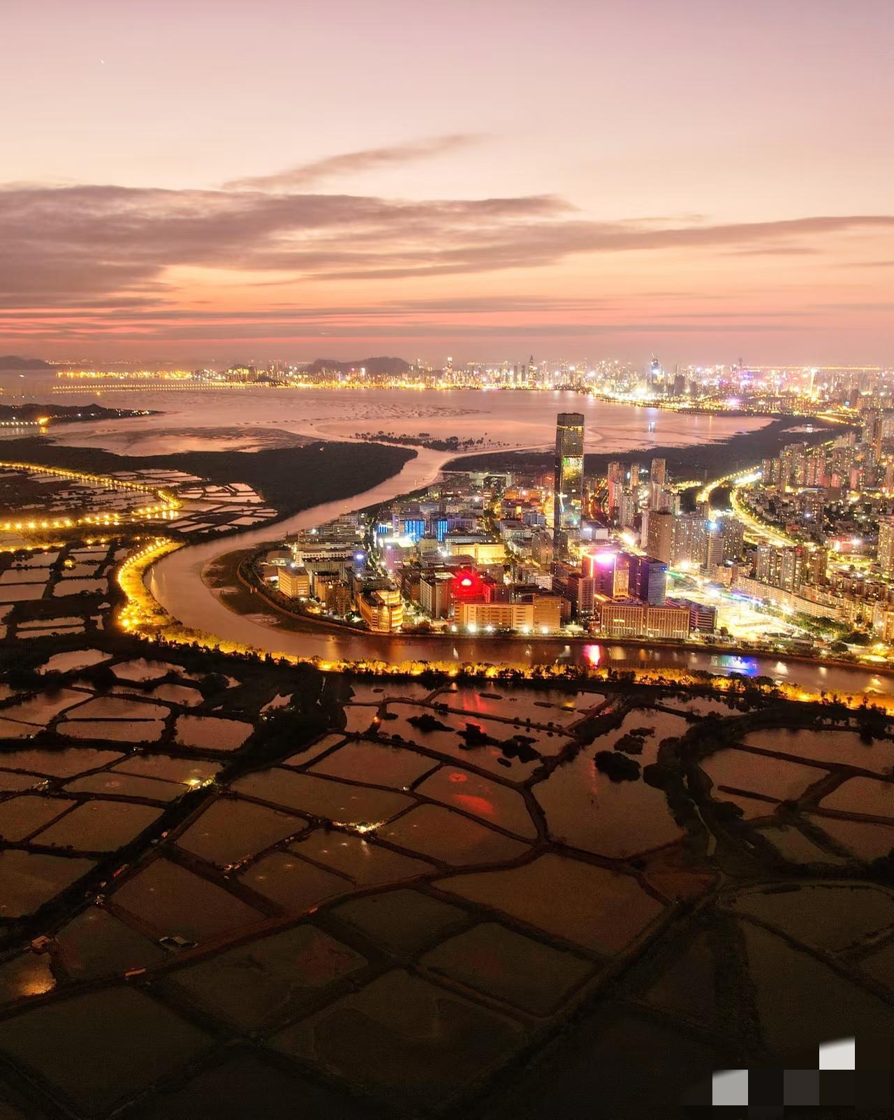 港深同框，香港深圳相隔一條深圳河，一邊是香港新界北部的農村魚塘養殖場的大片魚塘，