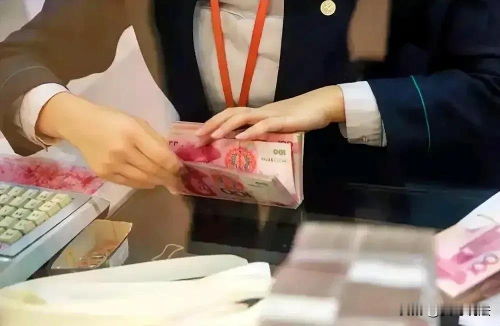 广东乐昌，一女子来到银行打算存21500元，可在办完业务回家后，她却发现手中存折