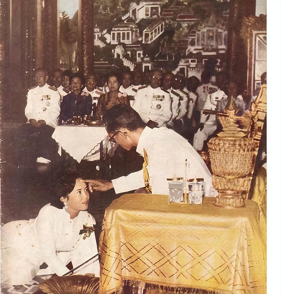 老国王见识的美女一定够多，比如向他跪拜的这个女子就很美。即便如此，就算王后出轨了