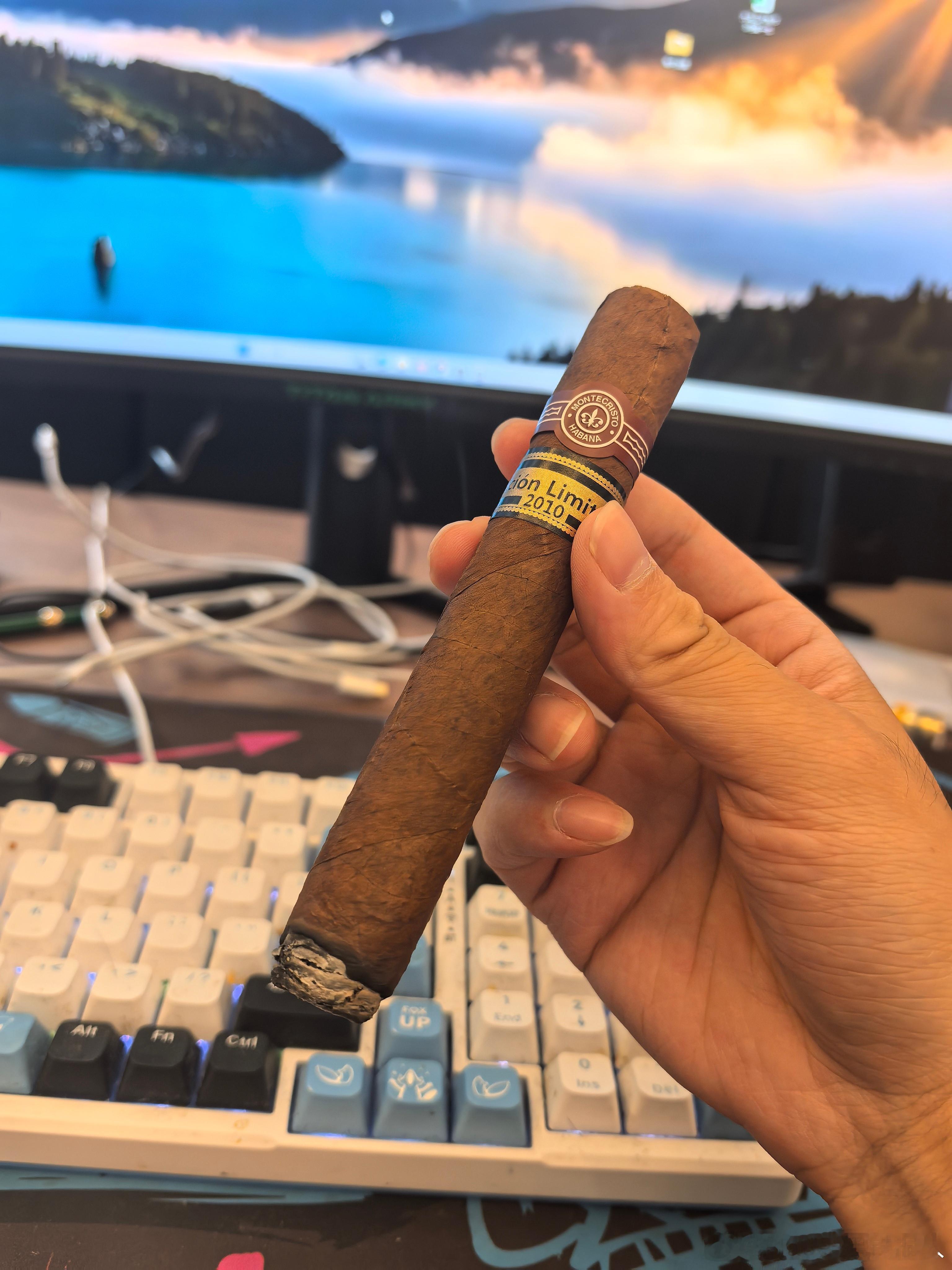 愉快的周末来一只蒙特非常柔顺的香气和我喜欢的刀剑感觉一样柔顺细腻让人舒服​​​