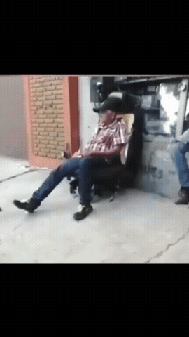 真是惊呆路人，大爷翘着二郎腿，坐在椅子上，好一自在舒服的模样，没想到，下一秒，