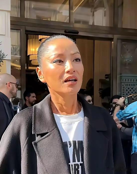 还能认出瞿颍吗？普通老百姓都在染发或是戴假发掩饰白发的苍老，瞿颍却自