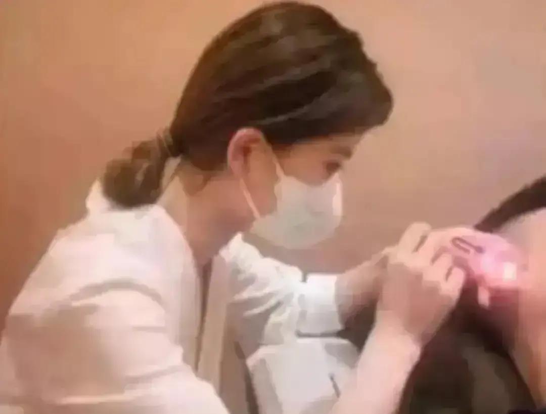上海一男子去采耳，被女技师一句“哥，耳朵有点红，我轻点”整破防，半个月连去七次，