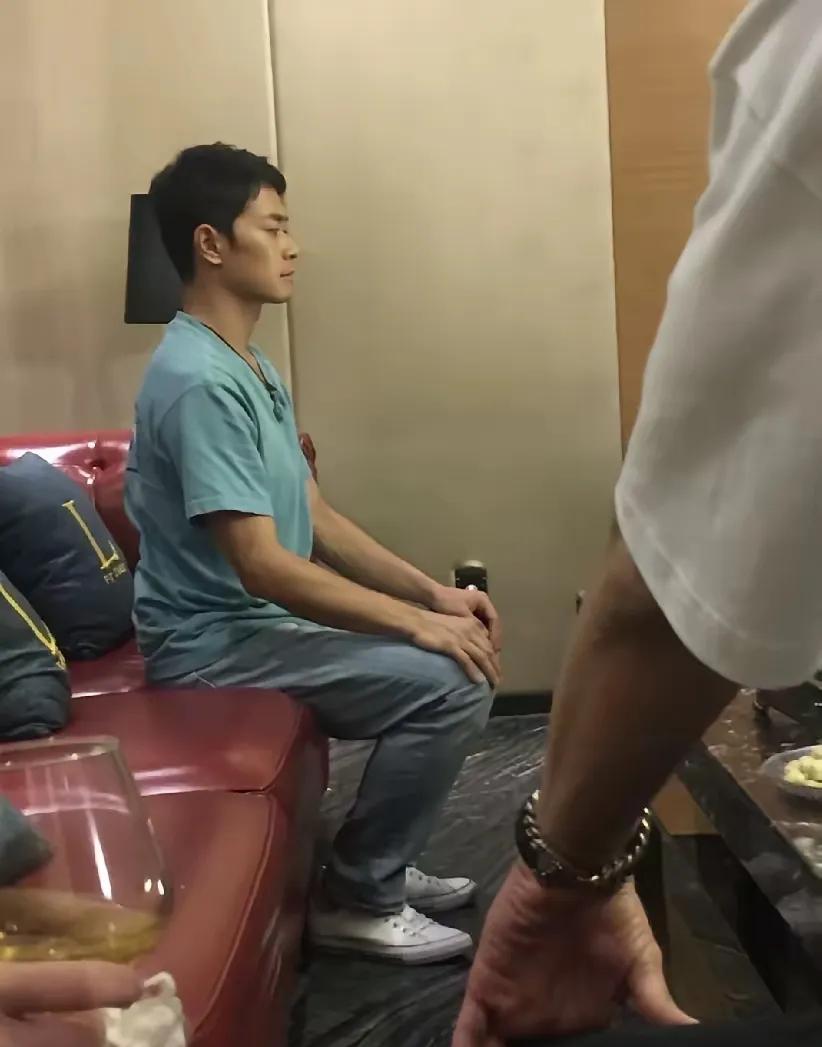 我有种感觉，曹骏很快就会被淘汰，不是因为他不够优秀，而是他太点不合群，从他的坐姿