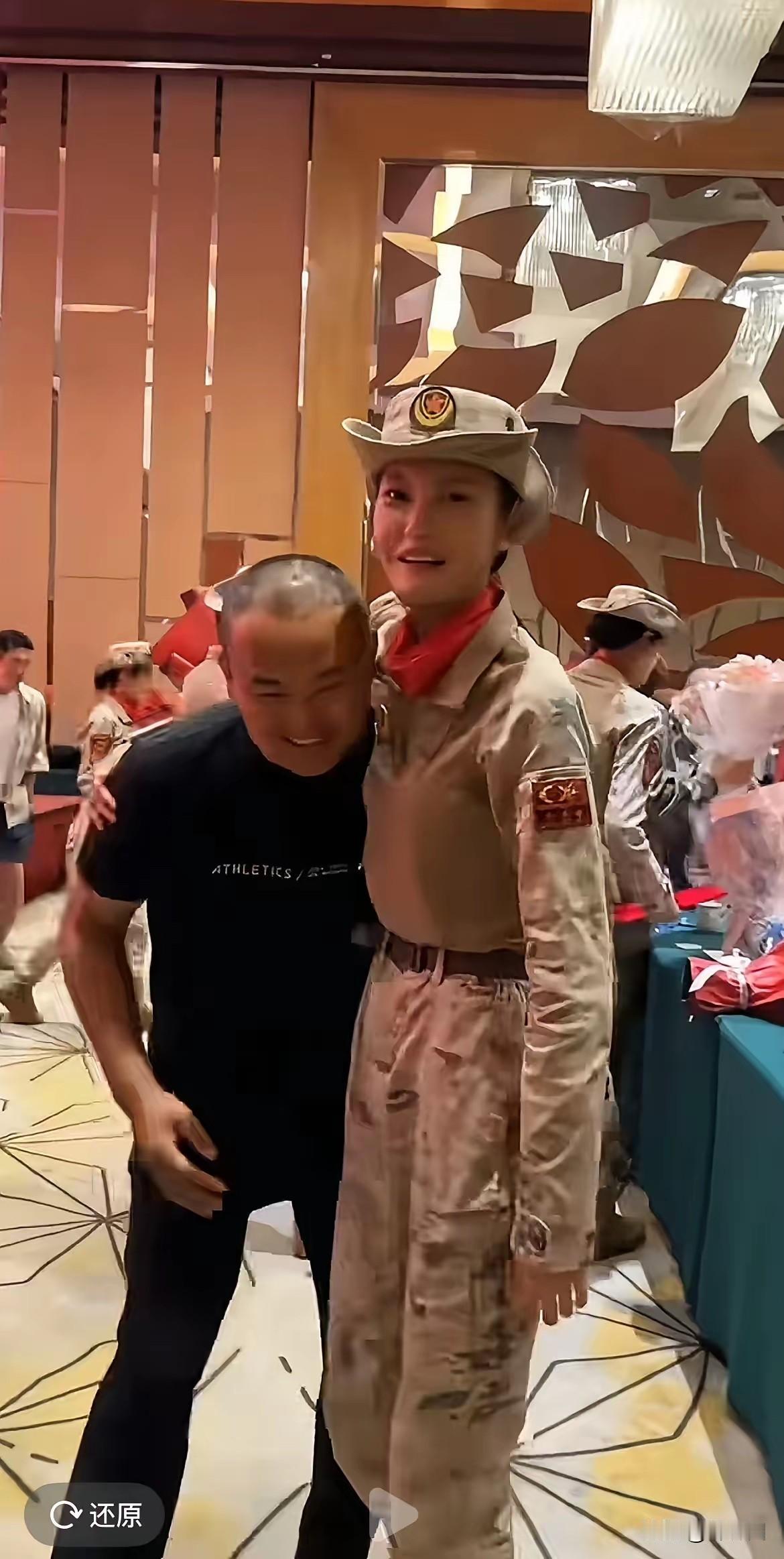 “光宗耀祖了”！女儿在女民兵方队光荣受阅后回家，父亲含泪将女儿抱起。那种骄傲又心