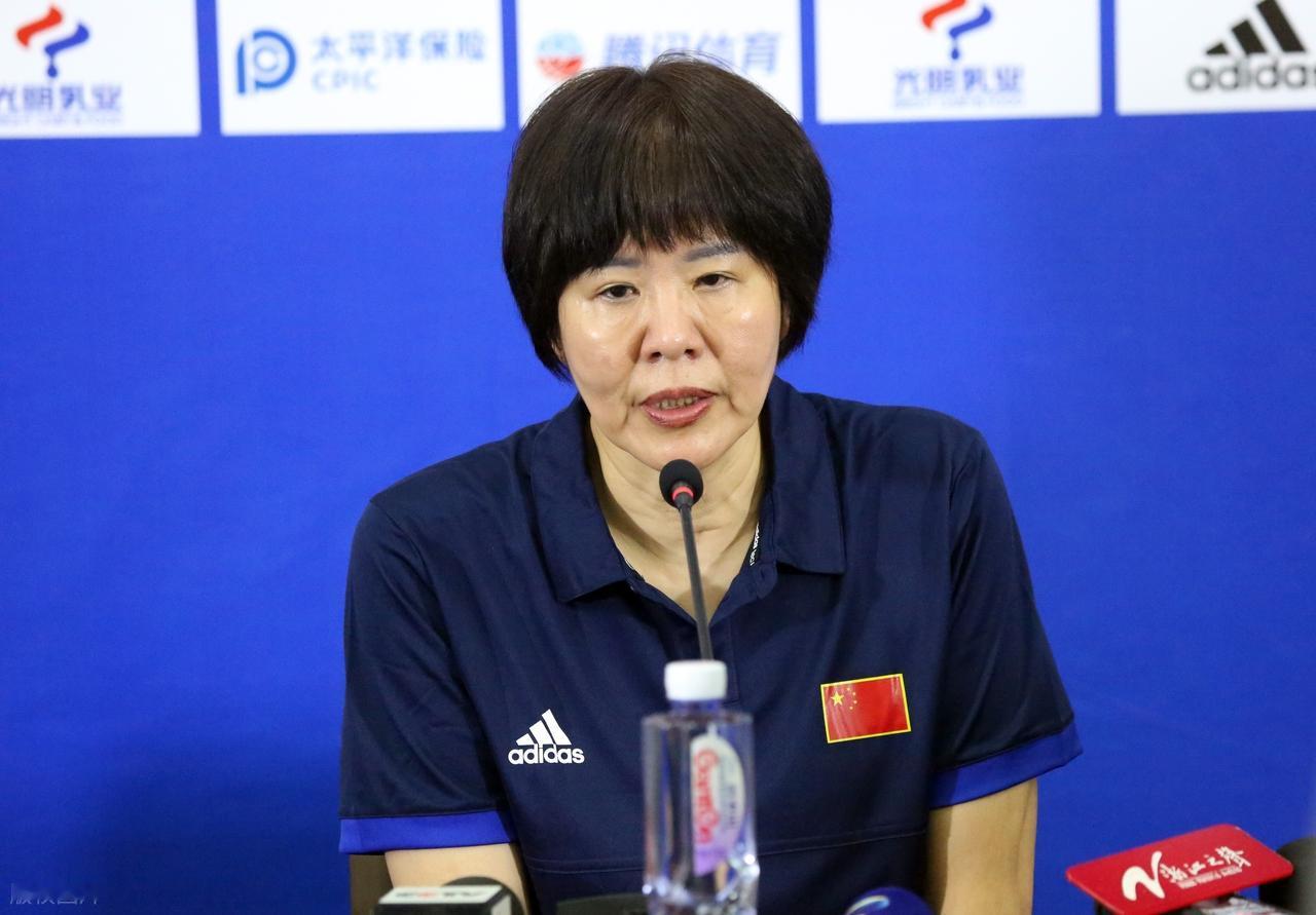 郎平出现在亚排联行业会谈的桌上，说明她的价值早就不止是一个国家队主教练了。当教练能带出奥运冠军，这已