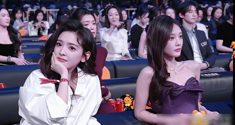 李一桐的嫌弃脸，终于遇上了章若楠的放空眼。镜头前，李一桐皱着眉扒娃娃衣服，一脸