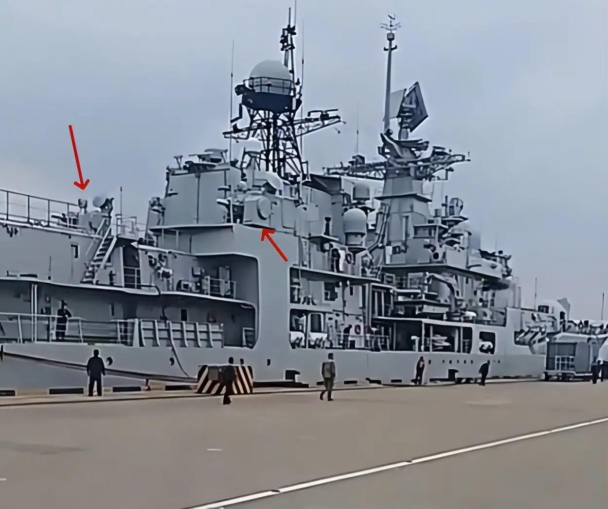 搭载两门1130近防炮，比055驱逐舰还猛！升级完成后重新归列的现代级138