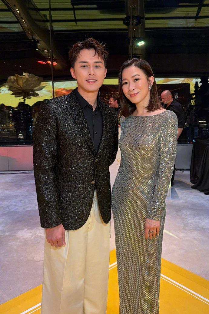 最近佘诗曼在出席活动的时候搭配了一件银色的裙子，看起来有种光彩照人的魅力。佘