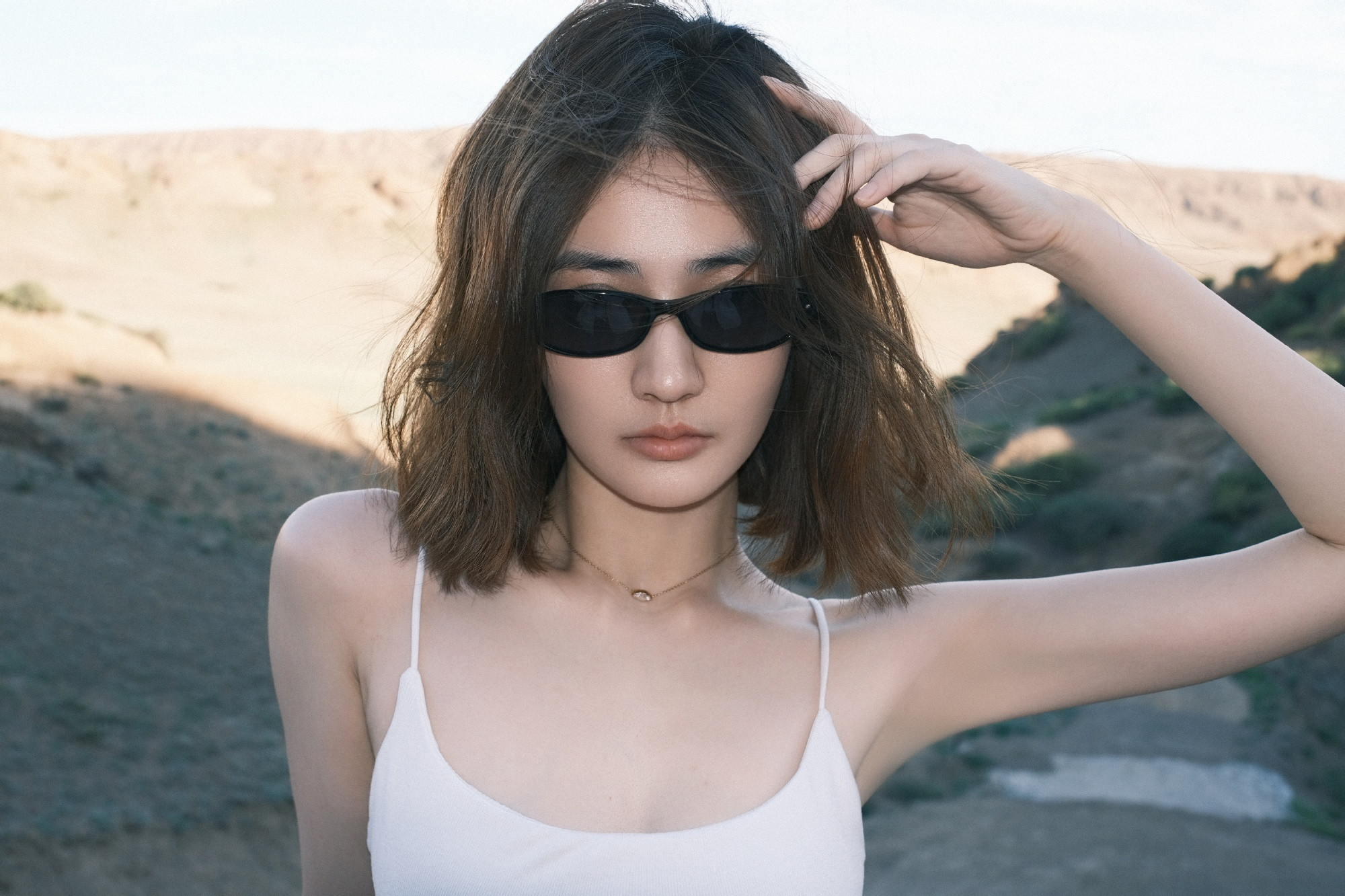 徐璐厦门旅行vlog墨镜吊带，轻松柔美的假日穿搭氛围。
