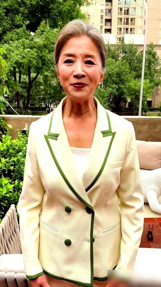 66岁的迟蓬终于拿到硬通货的奖了。在东方卫视品质盛典上，她凭《生万物》里的大