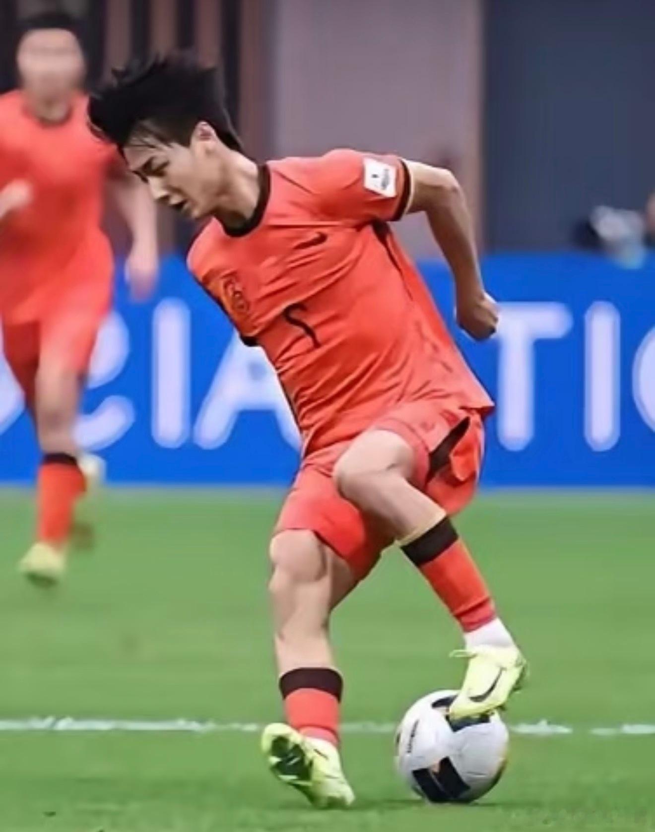 今天这支U23国足突然把进球开关打开了！上半场1比0还觉得有点不保险，结果下半场