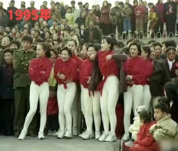 潮流真的是一个轮回！九十年代流行的健美裤，不就是现在的瑜伽裤嘛！当时健美裤风靡