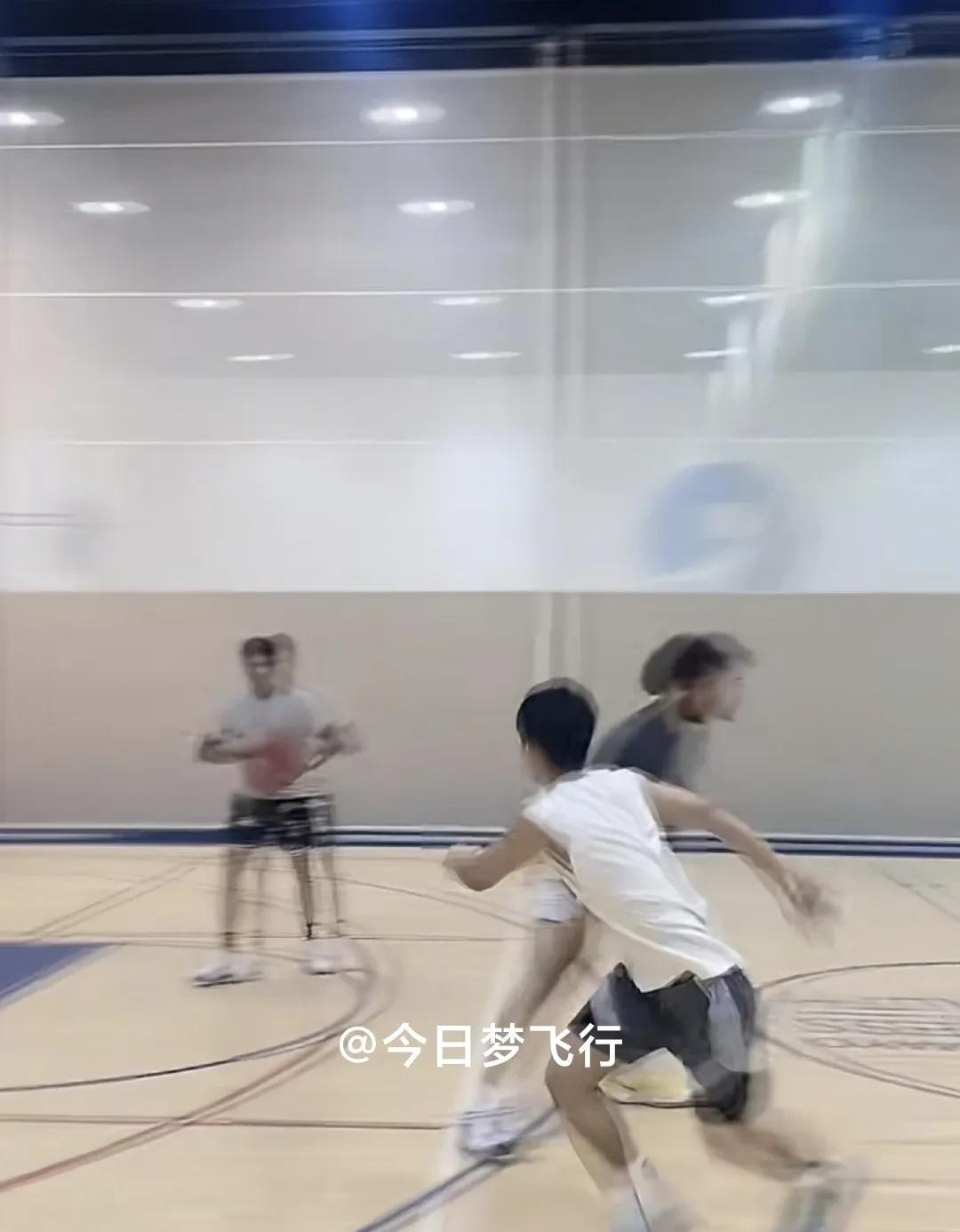 徐杰在广州练习投篮！5月15日，徐杰来到了广州番禺，在自己创办的