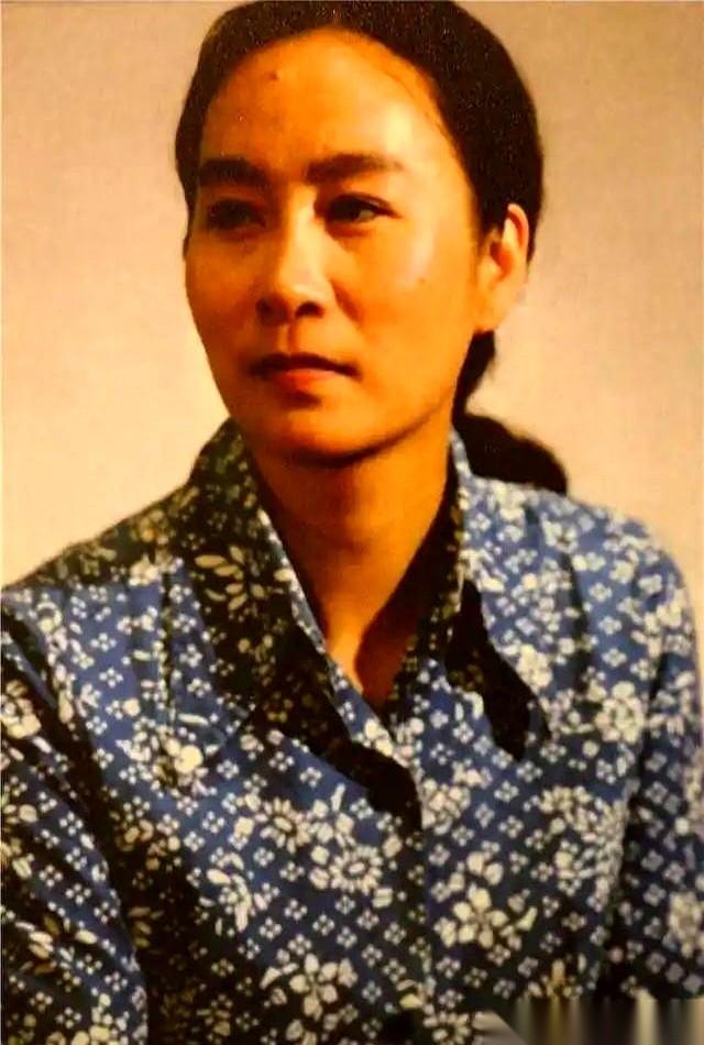 刚把孩子生下来，婚就离了。最要命的是，她怀这个孩子的时候，走路都费劲。九年的