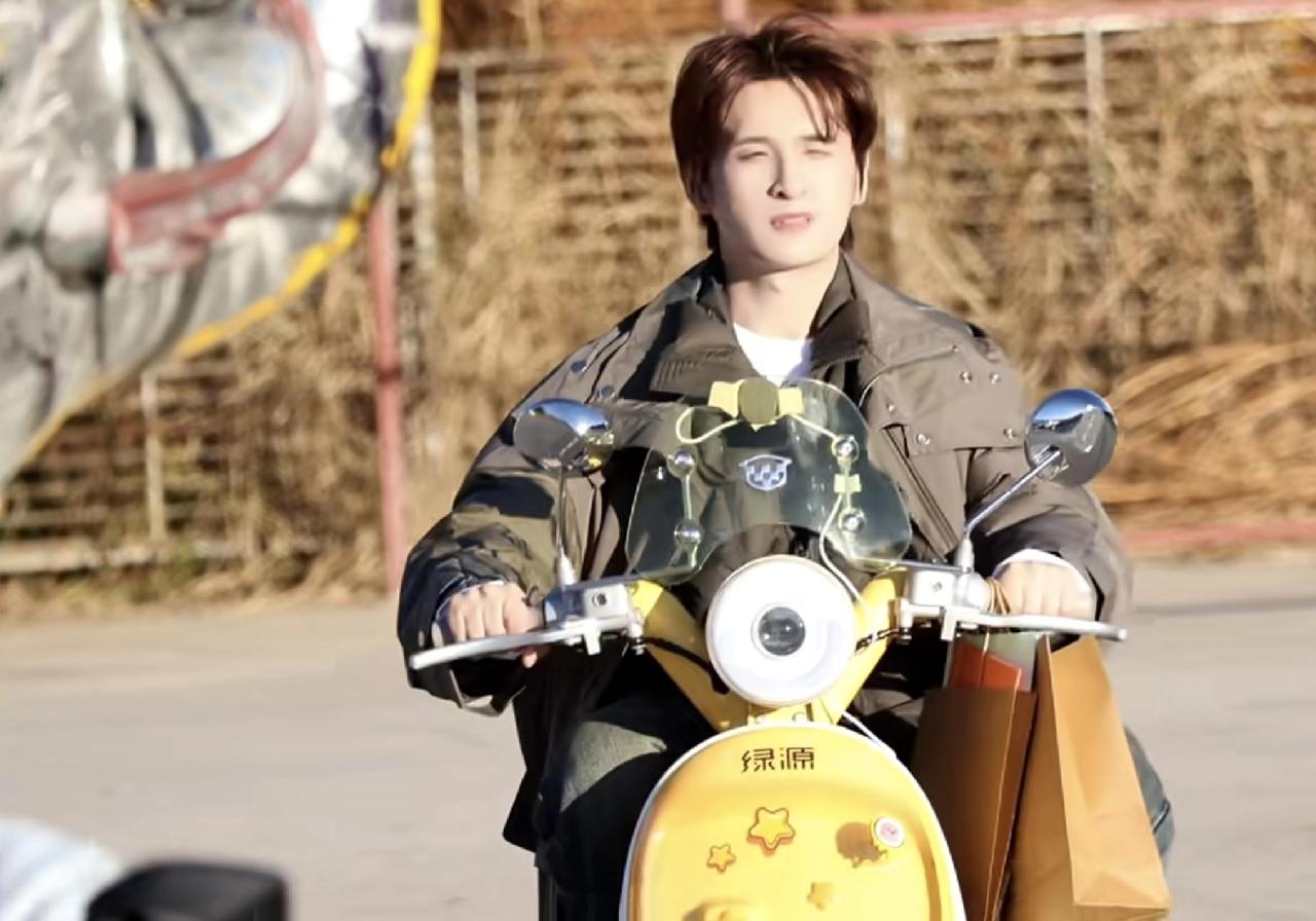 快乐老友记第二次录制还是在丽江，真是太幸福了！这次兄弟们骑上了小电动，还开上了