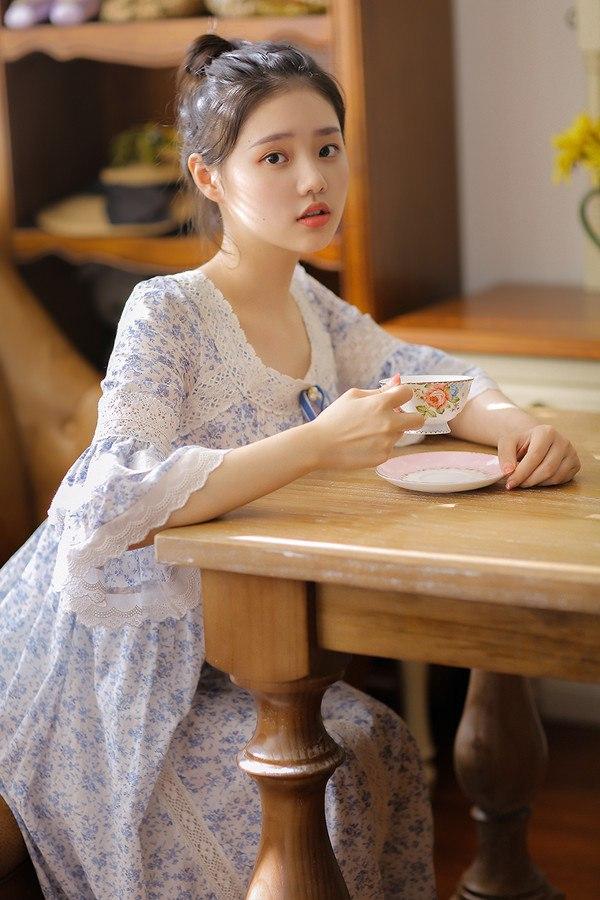 优雅的下午茶时光，静享生活的美好。美女欣赏图片阳台下午茶照