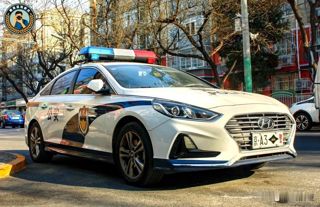 路上跑着“公安”和“警察”两种警车，到底啥区别？是级别不一样吗？很多人平时坐