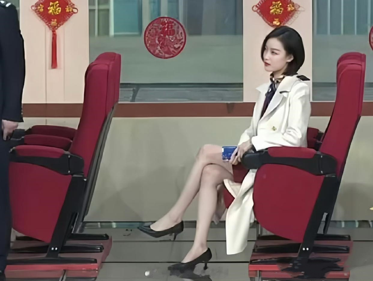 那一年春晚上的倪妮，当时直接带火了身上的大衣