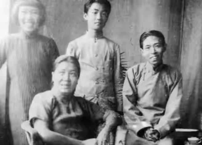 1928年，32岁的茅盾出轨23岁的女学生秦德君，不久秦德君便怀了孕，茅盾为难地