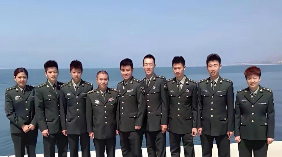 王涛在这里算老大哥了吧，好像那时候在八一队都是大校了，后来八一队取消了，他们也就