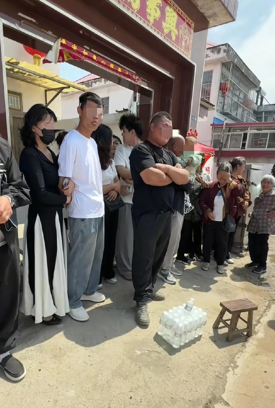 5月13日，江苏沭阳，婚车顺利抵达新娘家门口，新娘家亲戚堵在门口张嘴就是18条喜