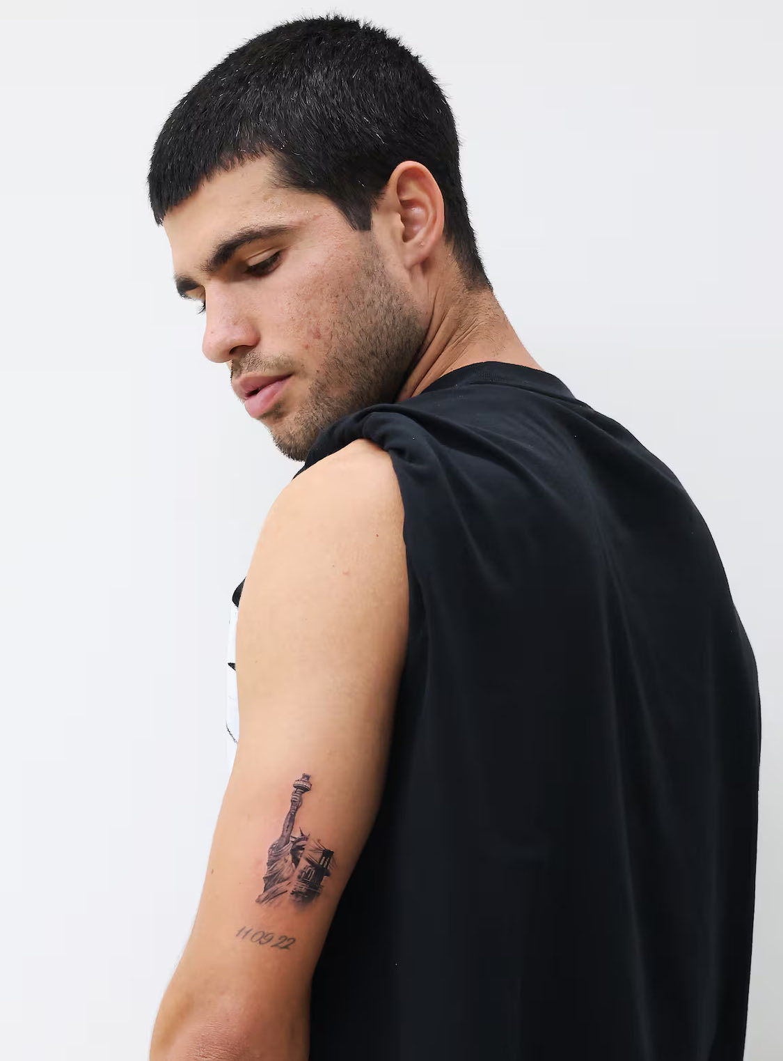 阿卡新纹身首曝艺术照📷纪念第二个美网男单冠军🗽澳网之后有机会再纹个别的么阿尔