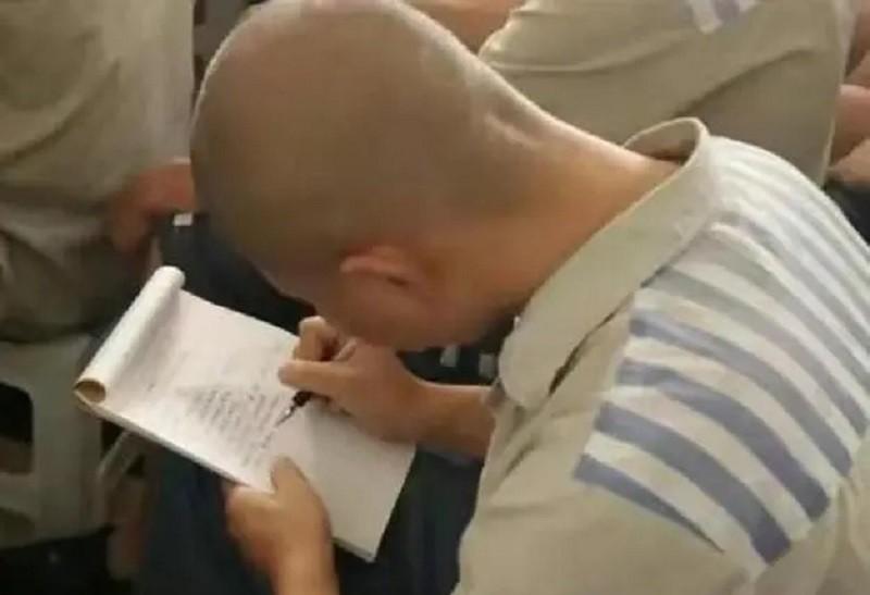 2019年初，湖南网岭监狱的狱警肖金元注意到了一个叫刘军的服刑人员。这家伙30岁