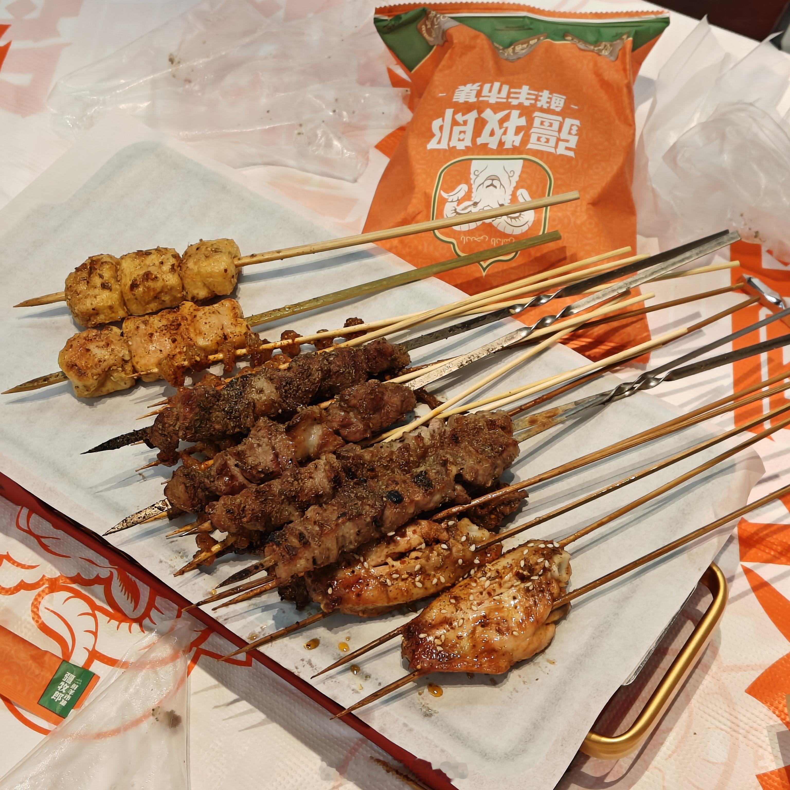 晚上整点羊肉串不得不说这家新开的味道确实挺正宗牛油和肉五花的味雀食不错[滑稽笑]