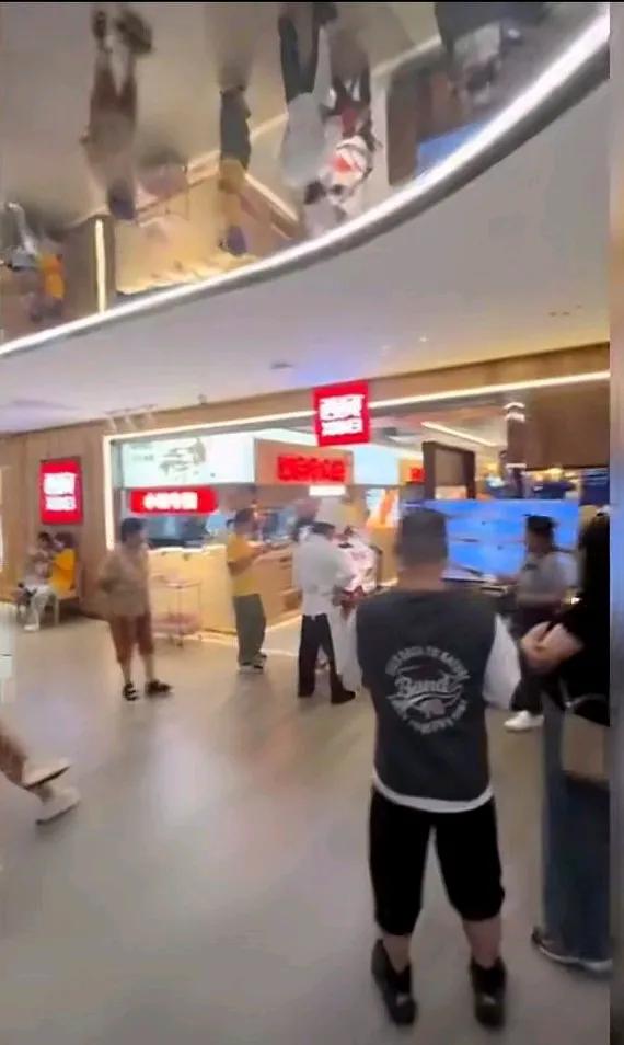 西贝上海飞洲国际店，人气爆棚，食客排队，场面火热！网友表示：没有一个是往嘴里