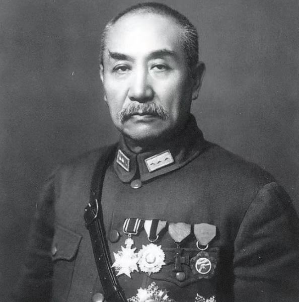 1937年，他与日军死战4天4夜，然而战斗刚结束，就被拉到棺材面前枪毙，临死之前