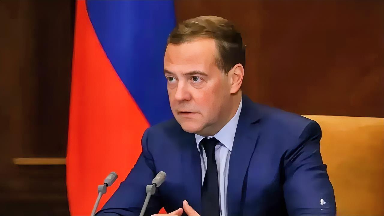 梅德韦杰夫，俄罗斯前总理，前总统，在俄乌战争中一到某些时刻就出来开骂，这次是骂