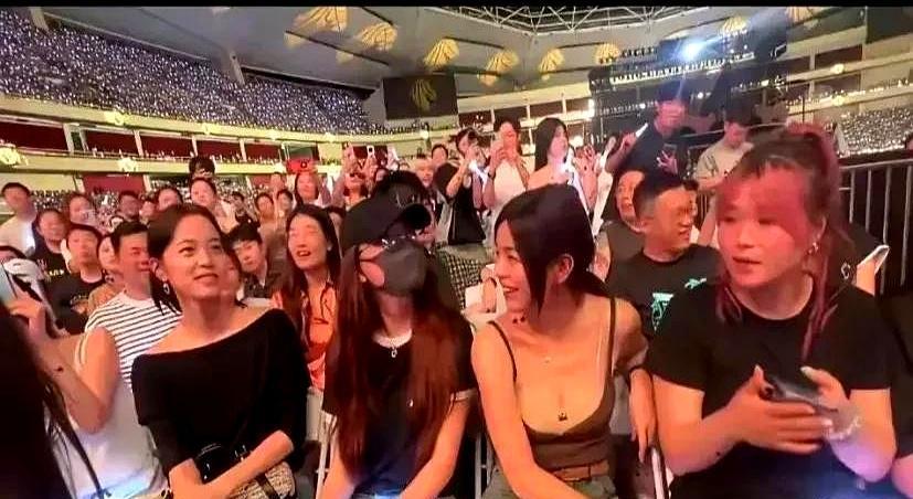 别信什么离婚女人贬值！看看陈妍希，直接在李荣浩演唱会穿黑色低胸吊带杀疯了。当