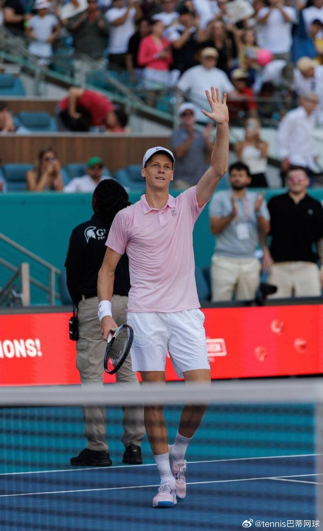 辛纳轻松击败科朗坦穆泰6-16-4打进迈阿密16强✅大师赛连胜26盘。这比德