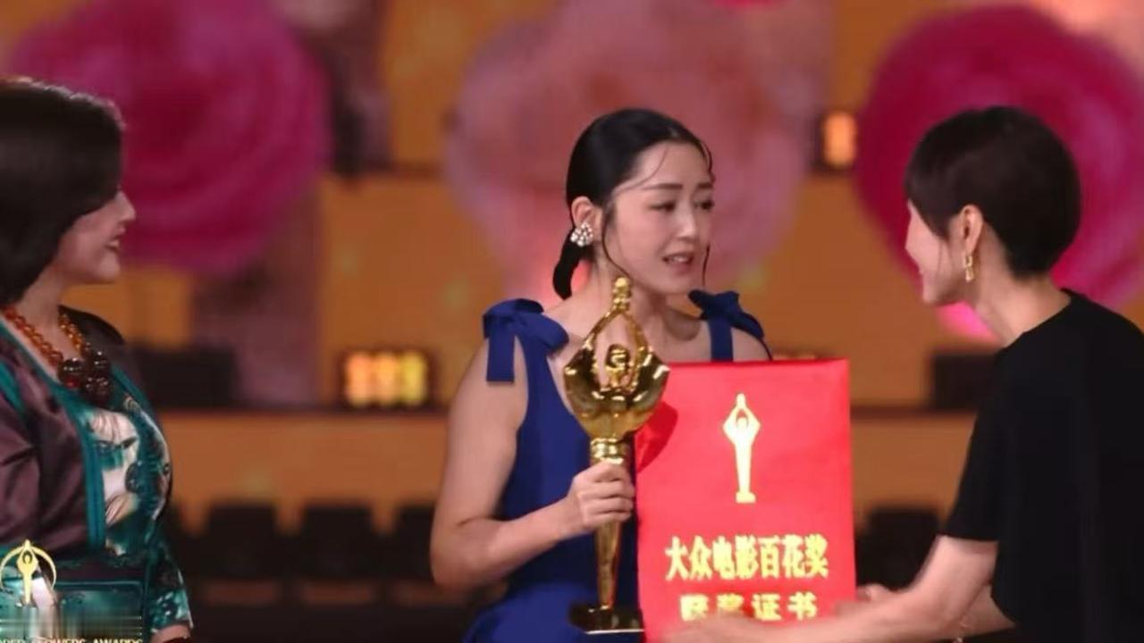卫诗雅颁百花奖的一套领奖礼服，让人争论不休，朴素的礼服突出她干净纯粹，跟