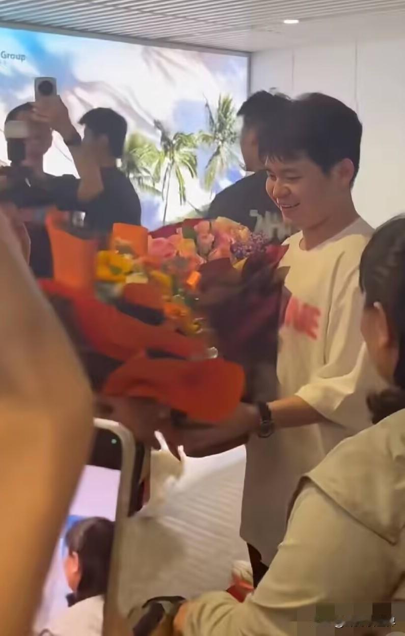 妈妈的爱永远拿得出手！林诗栋落地海南，妈妈专门停了小吃店的生意，也学着队友家属，