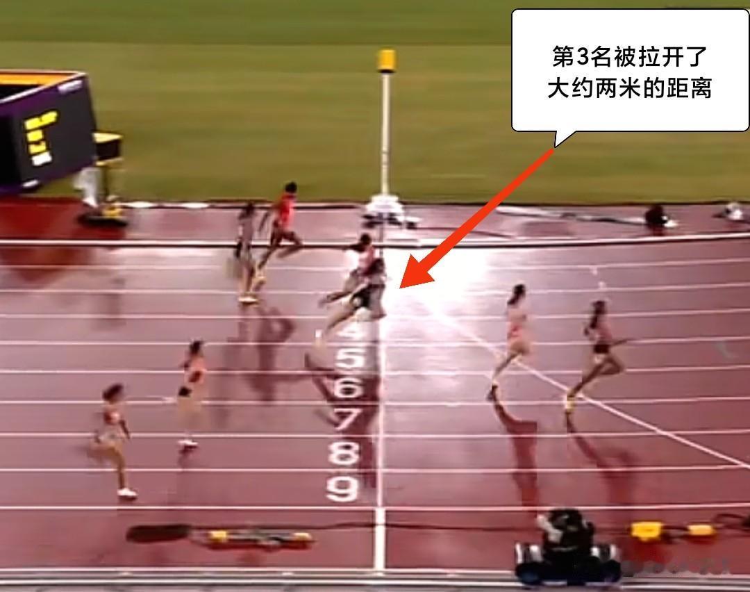 女子200米决赛，小孩儿姐陈妤颉取得银牌，冠军是佩雷拉，主要的短板是后劲有点不足