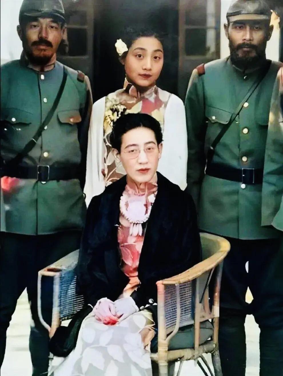 1937年，川岛芳子罕见穿着女装与几名日军的合影，地点是在天津的东兴楼饭庄，这是