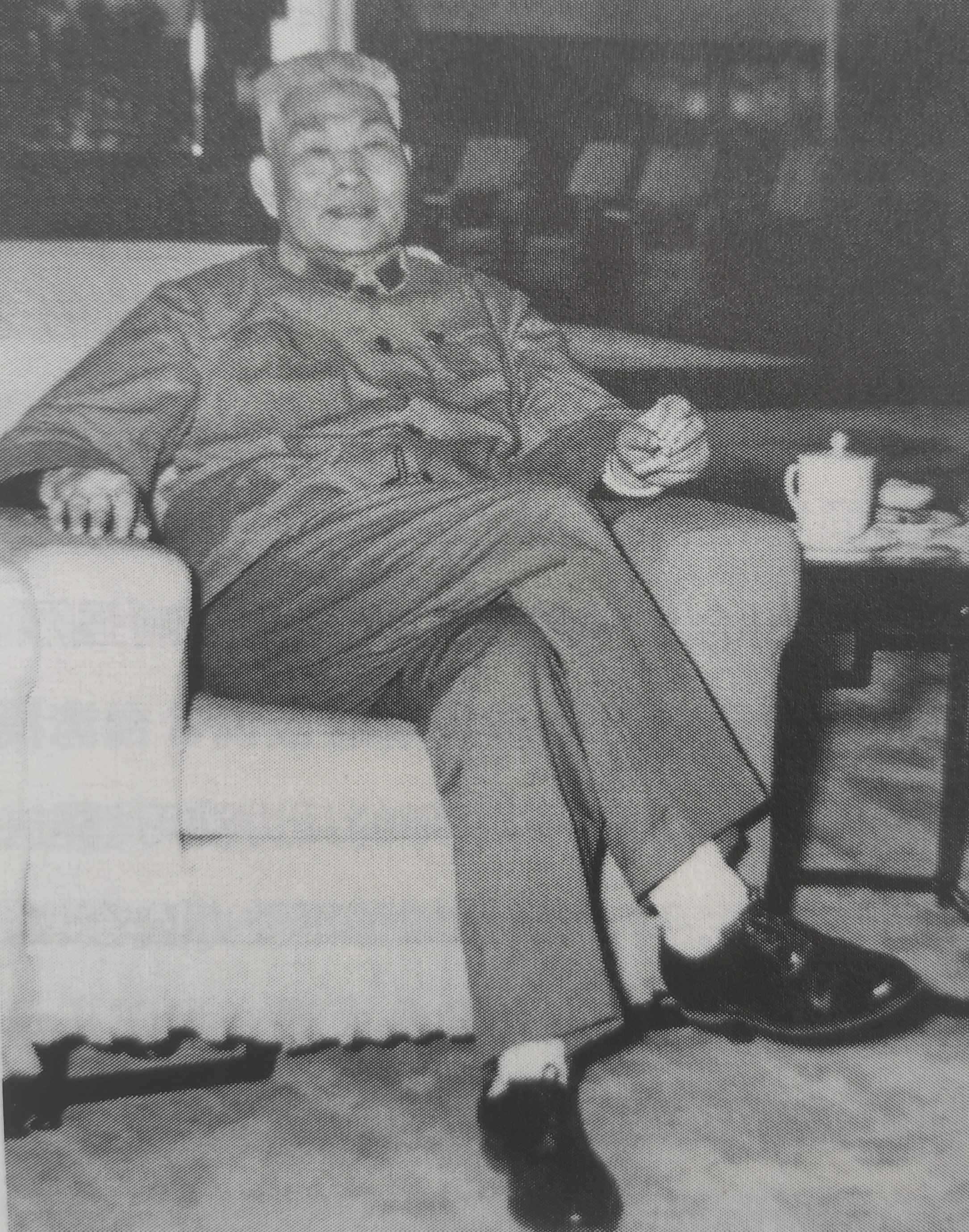 九一三事件爆发的第二天，萧劲光大将把孩子们叫到跟前，从不喝酒的他，居然满斟一杯白