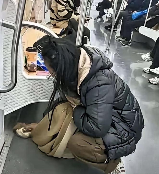 打死没想到，刚离职的地铁经理说：用围巾擦奶茶的女乘客，竟然让全公司连夜改了清洁标
